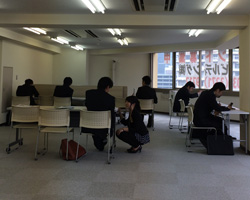 合同面接に参加した求職者の控室です