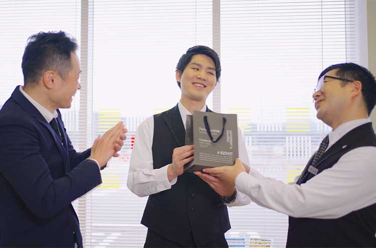 社員同士のフラットな関係性から生まれる活発なコミュニケーション。一人ひとりの声を職場・店舗環境の改善に繋げています。