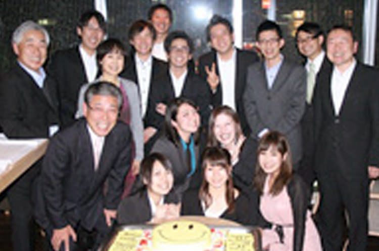 社内コンテストの後の食事会では、日々の成果を労みんなで楽しく過ごします。