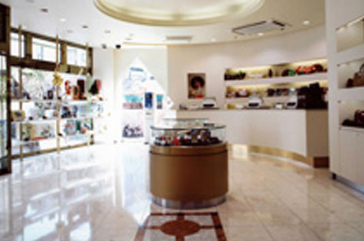 おしゃれな内装で女性客や年配のお客様も快適に遊技できます。