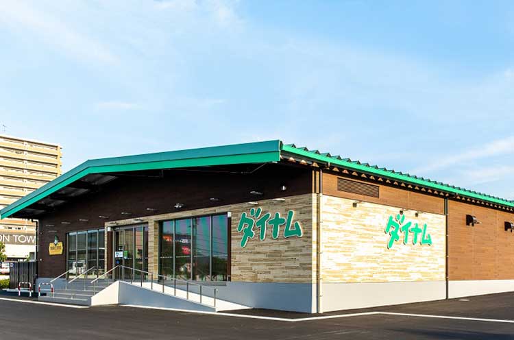 ＜木造の店づくり＞ダイナムの標準店舗は無駄な装飾の一切ないシンプルなデザイン。初期投資をローコストにした分、お客様に還元することを追求しています。