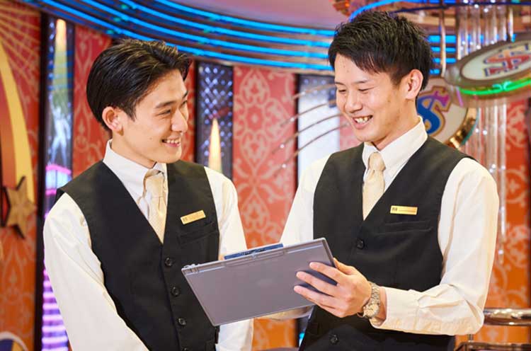 時間をかけて一人ひとり大切に育てる社風。相手がきちんと理解し、できるようになるまで先輩社員が寄り添って指導教育します。