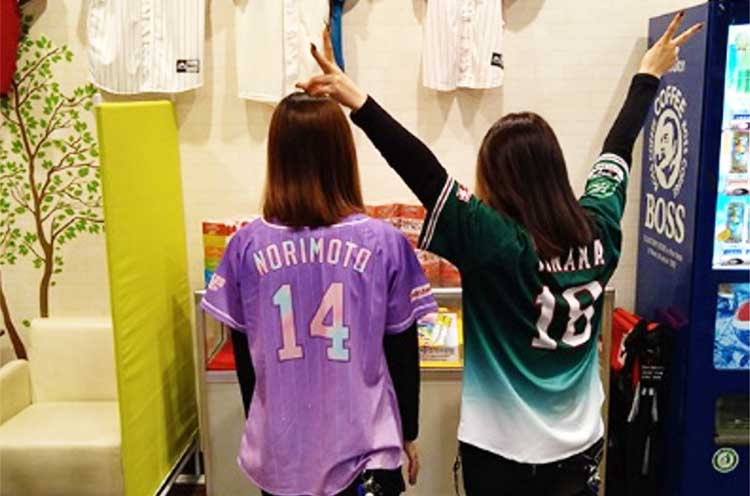 多くの女性スタッフが活躍しています。ラフで可愛いユニホームが当店の推しです。