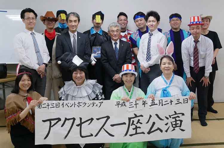 商店街清掃や防犯パトロール、災害支援活動、劇団「アクセス一座」など、地域貢献にも積極的です。