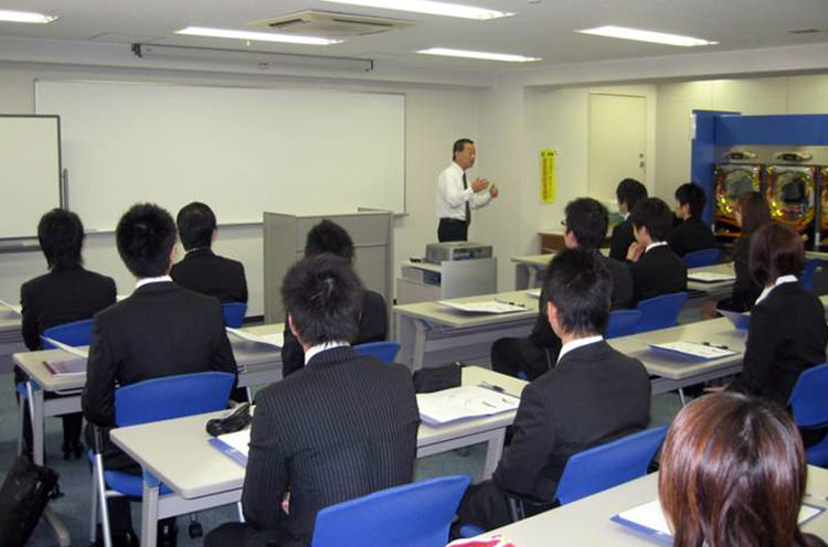 P&Mアカデミーでは接客だけではなく、幹部候補生として必要な知識も学びます。
