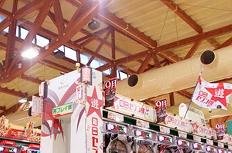 木材を使った天井の高い店舗にぬくもりを感じます。